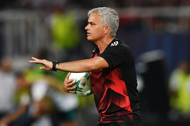 SKOPJE, MACEDONIA - AUGUST 08:  Jose Mourinho, Manager of Manchester United gives his team instructions during the UEFA Super Cup final between Real Madrid and Manchester United at the Philip II Arena on August 8, 2017 in Skopje, Macedonia.  (Photo by Dan Mullan/Getty Images)