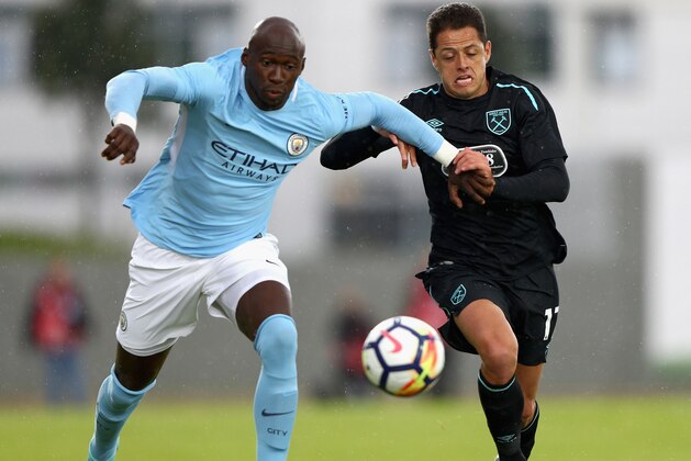 REYKJAVIK, ICELAND - AUGUST 04:  Eliaquim Mangala of Manchester City and Javier Hernandez of West Ham United battle for possession during a Pre Season Friendly between Manchester City and West Ham United at the Laugardalsvollur stadium on August 4, 2017 in Reykjavik, Iceland.  (Photo by Ian Walton/Getty Images)