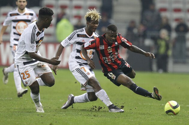 Nice's Jean Michael Seri, right,challenges for the ball with Lorient's Didier Ndong, center and, Lorient's Lamine Gassama during the French League One soccer match between Nice and FC Lorient, Saturday, Jan. 23, 2016, in Nice stadium, southeastern France. (AP Photo/Lionel Cironneau)