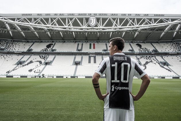 TURIN, ITALY - AUGUST 10:  Paulo Dybala poses with his new Juventus #10 shirt on August 10, 2017 in Turin, Italy.  (Photo by Daniele Badolato - Juventus FC/Getty Images)
