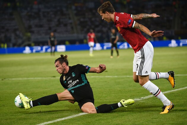Real Madrid's Welsh forward Gareth Bale (L) controls the ball during the UEFA Super Cup football match between Real Madrid and Manchester United on August 8, 2017, at the Philip II Arena in Skopje. / AFP PHOTO / Nikolay DOYCHINOV        (Photo credit should read NIKOLAY DOYCHINOV/AFP/Getty Images)