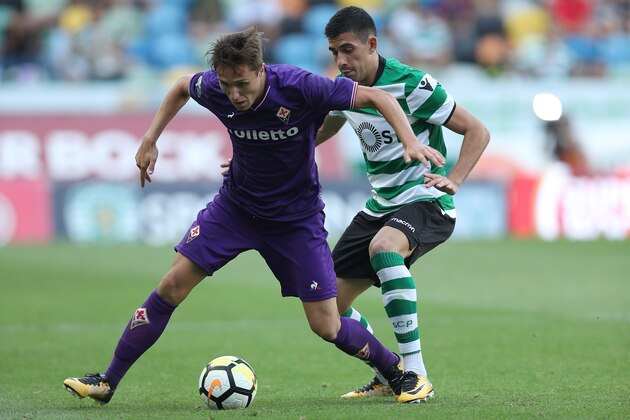 LISBON, PORTUGAL - JULY 29:  Fiorentina forward Federico Chiesa from Italy (L) vies with Sporting CP defender Cristiano Piccini from Italy (R) during the Five Violins Trophy match between Sporting CP and AC Fiorentina at Estadio Jose Alvalade on July 29, 2017 in Lisbon, Portugal.  (Photo by Carlos Rodrigues/Getty Images)