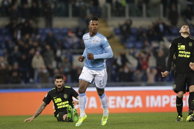 Lazio’s Keita Balde Diao, center, scores a goal during a Serie A soccer match between Lazio and Hellas Verona  at Rome's Olympic stadium, Thursday, Feb. 11, 2016. (AP Photo/Alessandra Tarantino)