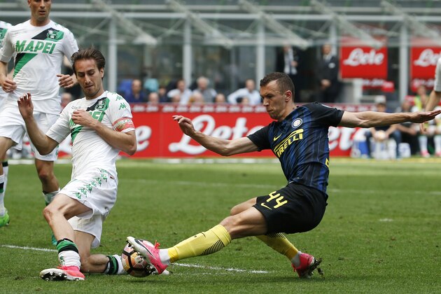 Inter Milan's Ivan Perisic, right, challenges for the ball with Sassuolo's Simone Missiroli during the Serie A soccer match between Inter Milan and Sassuolo at the San Siro stadium in Milan, Italy, Sunday, May 14, 2017. (AP Photo/Antonio Calanni)