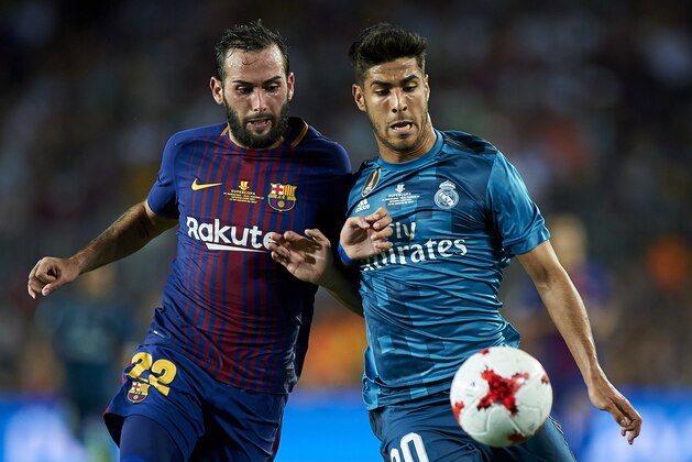 BARCELONA, SPAIN - AUGUST 13:  Aleix Vidal (L) of Barcelona competes for the ball with Marco Asensio of Real Madrid during the Supercopa de Espana Supercopa Final 1st Leg match between FC Barcelona and Real Madrid at Camp Nou on August 13, 2017 in Barcelona, Spain.  (Photo by fotopress/Getty Images)