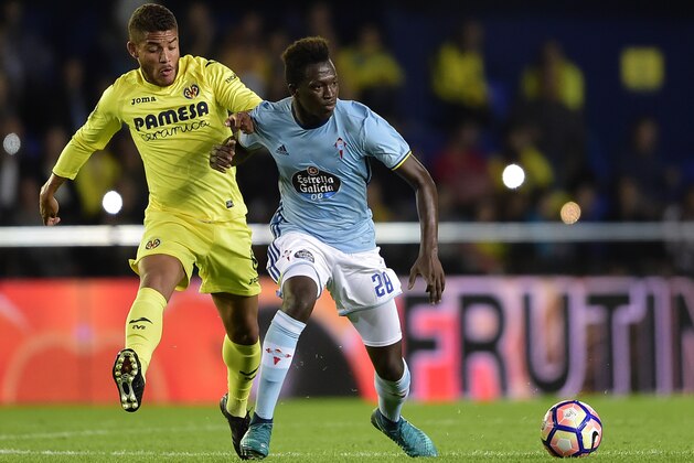 Villarreal's Mexican midfielder Jonathan dos Santos (L) vies with Celta Vigo's midfielder Pape Diop during the Spanish league football match Villarreal CF vs RC Celta de Vigo at El Madrigal stadium in Vila-real on October 16, 2016. / AFP / JOSE JORDAN        (Photo credit should read JOSE JORDAN/AFP/Getty Images)