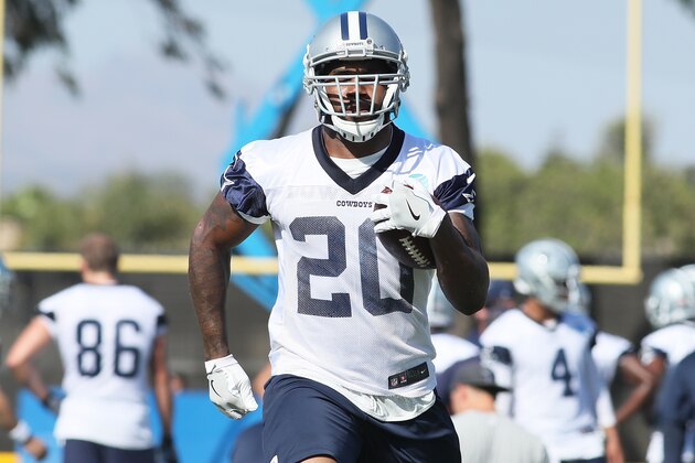 OXNARD, CA - JULY 25:  Darren McFadden #20 of the Dallas Cowboys runs the ball down field during afternoon practice on July 25, 2017 in Oxnard, California.  (Photo by Josh Lefkowitz/Getty Images)