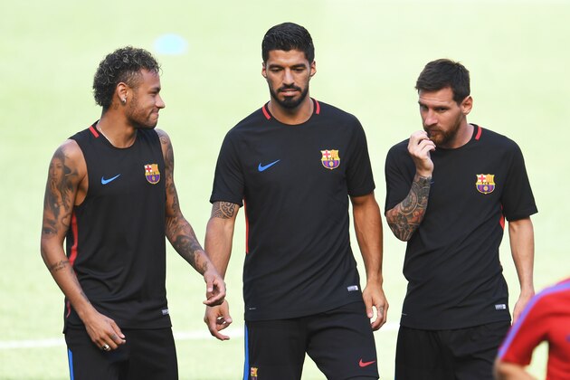Barcelona's Brazilian forward Neymar (L), Barcelona's Uruguayan forward Luis Suarez (C) and Barcelona's Argentinian forward Lionel Messi chat during a training session at the Red Bull Arena in Harrison, New Jersey, on July 21, 2017, a day before their match against Juventus FC.  / AFP PHOTO / Jewel SAMAD        (Photo credit should read JEWEL SAMAD/AFP/Getty Images)