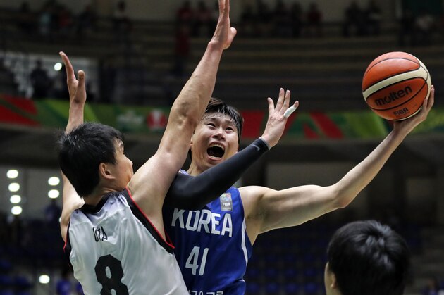 Korea's center Oh Sekeun (R) attempts to score on Japan's center Ota Atsuya during their 2017 FIBA Asia Cup quarterfinal basketball match, in the Lebanese town of Zouk Mikael north of Beirut on August 14, 2017.
 / AFP PHOTO / STR        (Photo credit should read STR/AFP/Getty Images)