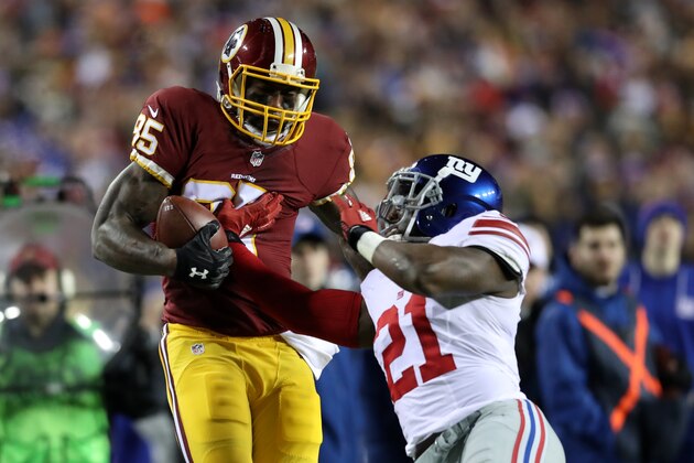 LANDOVER, MD - JANUARY 01: Tight end Vernon Davis #85 of the Washington Redskins makes a catch against strong safety Landon Collins #21 of the New York Giants in the third quarter at FedExField on January 1, 2017 in Landover, Maryland. (Photo by Rob Carr/Getty Images)