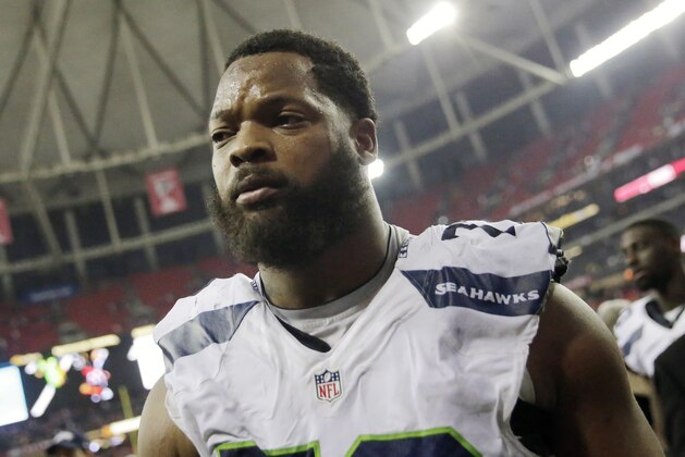 ARCHIVO - En esta fotografía de archivo del 14 de enero de 2017, Michael Bennett, defensive end de los Seahawks de Seattle, abandona el terreno tras un encuentro ante los Falcons de Atlanta (AP Foto/David Goldman, archivo) ARCHIVO - En esta fotografía de archivo del 14 de enero de 2017, Michael Bennett, defensive end de los Seahawks de Seattle, abandona el terreno tras un encuentro ante los Falcons de Atlanta (AP Foto/David Goldman, archivo)