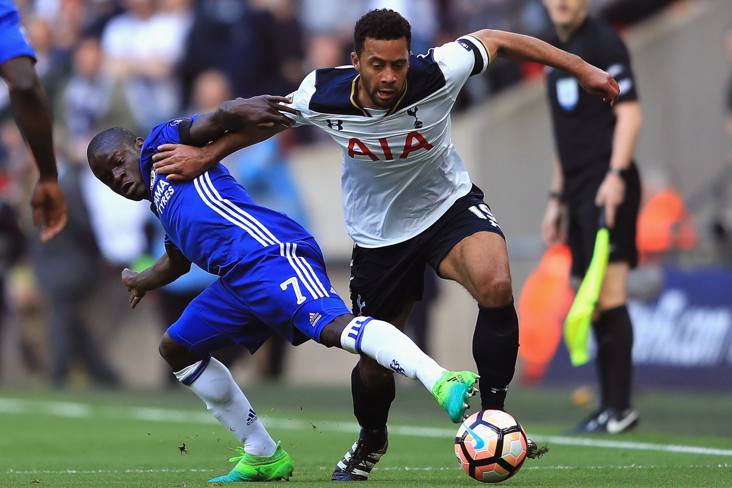 LONDON, ENGLAND - APRIL 22:  Mousa Dembele of Tottenham Hotspur and N'Golo Kante of Chelsea in action during The Emirates FA Cup Semi-Final between Chelsea and Tottenham Hotspur at Wembley Stadium on April 22, 2017 in London, England.  (Photo by Richard Heathcote/Getty Images)