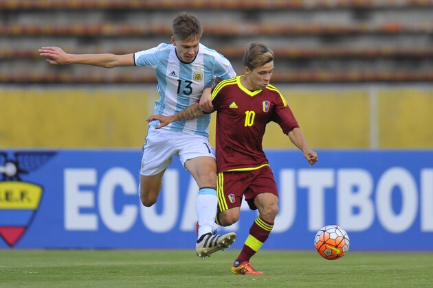 Argentina`s  player Juan Marcos Foyth  vies for the ball with Venezuela`s Yeferson Soteldo during their South American Championship U-20 football match at the Olimpico Atahualpa stadium in Quito on February 11, 2017. / AFP / JUAN CEVALLOS        (Photo credit should read JUAN CEVALLOS/AFP/Getty Images)
