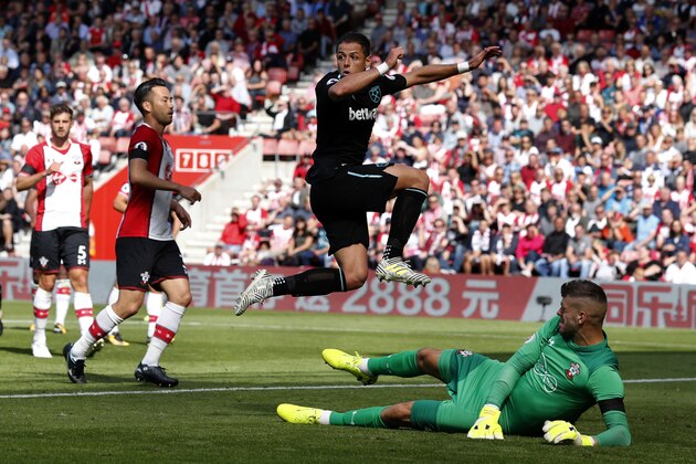West Ham United's Mexican striker Javier Hernandez (C) celebrates scoring past Southampton's English goalkeeper Fraser Forster (R) during the English Premier League football match between Southampton and West Ham United at St Mary's Stadium in Southampton, southern England on August 19, 2017. / AFP PHOTO / Adrian DENNIS / RESTRICTED TO EDITORIAL USE. No use with unauthorized audio, video, data, fixture lists, club/league logos or 'live' services. Online in-match use limited to 75 images, no video emulation. No use in betting, games or single club/league/player publications.  /         (Photo credit should read ADRIAN DENNIS/AFP/Getty Images)