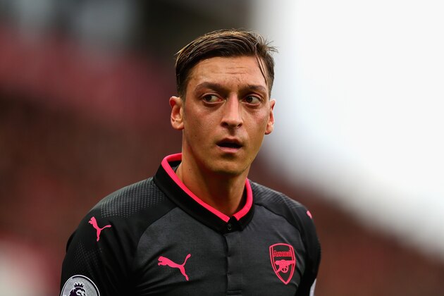 STOKE ON TRENT, ENGLAND - AUGUST 19:  Mesut Ozil of Arsenal looks on during the Premier League match between Stoke City and Arsenal at Bet365 Stadium on August 19, 2017 in Stoke on Trent, England.  (Photo by Chris Brunskill Ltd/Getty Images)