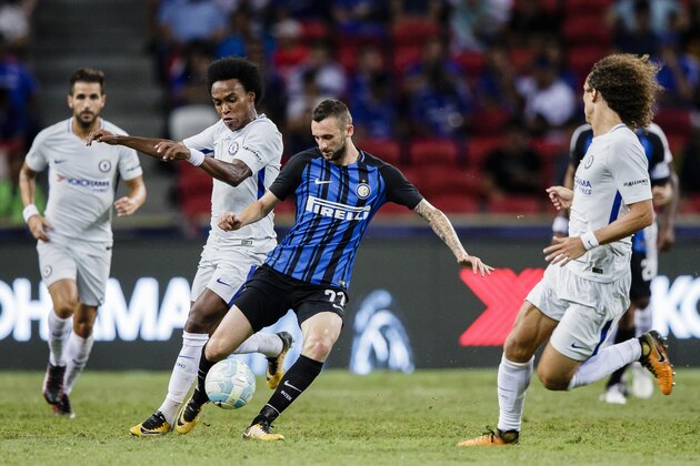 SINGAPORE, SINGAPORE - JULY 29: FC Internazionale Midfielder Marcelo Brozovic (C) fights for the ball with Chelsea Midfielder Willian da Silva (L) during the International Champions Cup 2017 match between FC Internazionale and Chelsea FC on July 29, 2017 in Singapore. (Photo by Power Sport Images/Getty Images)