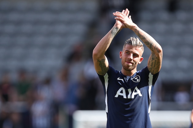 NEWCASTLE UPON TYNE, ENGLAND - AUGUST 13: Toby Alderweireld of Tottenham Hotspur applauds the fans at full time during the Premier League match between Newcastle United and Tottenham Hotspur at St. James Park on August 13, 2017 in Newcastle upon Tyne, England. (Photo by Robbie Jay Barratt - AMA/Getty Images)