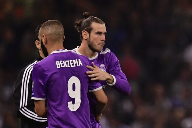 Real Madrid's Welsh striker Gareth Bale (R) comes on for Real Madrid's French striker Karim Benzema during the UEFA Champions League final football match between Juventus and Real Madrid at The Principality Stadium in Cardiff, south Wales, on June 3, 2017. / AFP PHOTO / JAVIER SORIANO        (Photo credit should read JAVIER SORIANO/AFP/Getty Images)