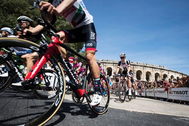 The pack takes the start of the 2nd stage of the 72nd edition of 'La Vuelta' Tour of Spain cycling race, a 203,4km route between Nimes to Gruissan on August 20, 2017. / AFP PHOTO / JAIME REINA        (Photo credit should read JAIME REINA/AFP/Getty Images)