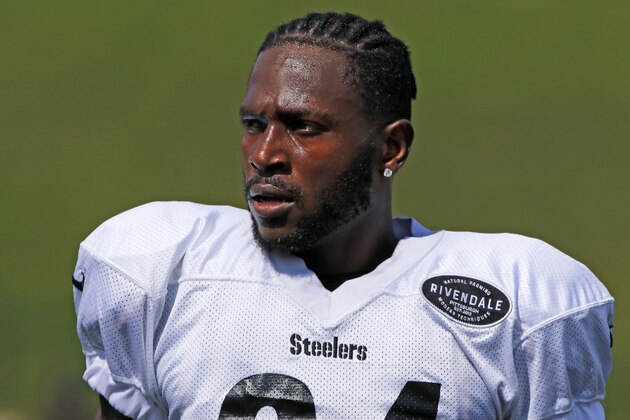 Pittsburgh Steelers wide receiver Antonio Brown participates in a practice at the NFL football team's training camp in Latrobe, Pa., on Sunday, Aug. 13, 2017. (AP Photo/Gene J. Puskar)