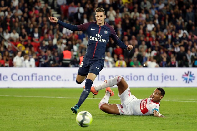 Paris Saint-Germain's German midfielder Julian Draxler (L) jumps over  Toulouse's French defender Christopher Jullien  during the French L1 football match Paris Saint-Germain (PSG) vs Toulouse FC (TFC) at the Parc des Princes stadium in Paris on August 20, 2017. / AFP PHOTO / Thomas SAMSON        (Photo credit should read THOMAS SAMSON/AFP/Getty Images)