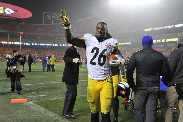 Pittsburgh Steelers running back Le'Veon Bell (26) walks off the field following an NFL divisional playoff football game against the Kansas City Chiefs Sunday, Jan. 15, 2017, in Kansas City, Mo. The Steelers won 18-16. (AP Photo/Ed Zurga)