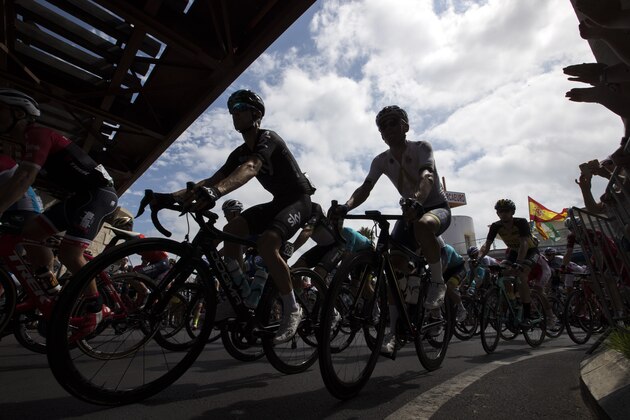 The pack rides during the 5th stage of the 72nd edition of 'La Vuelta' Tour of Spain cycling race, a 175,7km route between Benicassim to Alcosssebre on August 23, 2017. / AFP PHOTO / JAIME REINA        (Photo credit should read JAIME REINA/AFP/Getty Images)