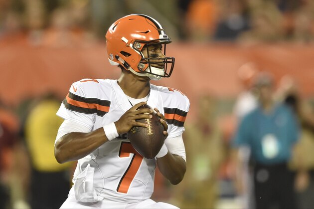 Cleveland Browns quarterback DeShone Kizer (7) looks to pass during an NFL preseason football game against the New York Giants, Monday, Aug. 21, 2017, in Cleveland. The Browns won 10-6. (AP Photo/David Richard)