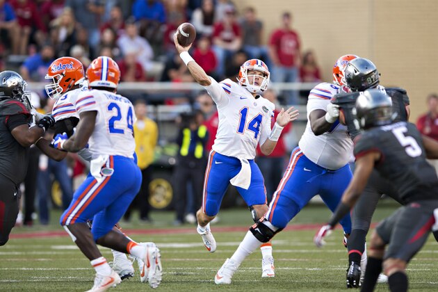 FAYETTEVILLE, AR - NOVEMBER 5:  Luke Del Rio #14 of the Florida Gators throws a pass during a game against the Arkansas Razorbacks at Razorback Stadium on November 5, 2016 in Fayetteville, Arkansas.  The Razorbacks defeated the Gators 31-10.  (Photo by Wesley Hitt/Getty Images)