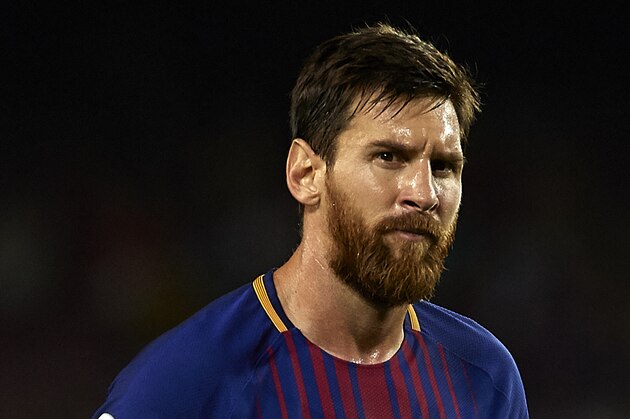 BARCELONA, SPAIN - AUGUST 20:  Lionel Messi of Barcelona looks on during the La Liga match between Barcelona and Real Betis at Camp Nou on August 20, 2017 in Barcelona, Spain.  (Photo by Manuel Queimadelos Alonso/Getty Images)