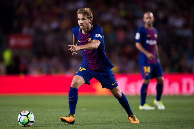 BARCELONA, SPAIN - AUGUST 07: Sergi Samper of FC Barcelona conducts the ball during the Joan Gamper Trophy match between FC Barcelona and Chapecoense at Camp Nou stadium on August 7, 2017 in Barcelona, Spain. (Photo by Alex Caparros/Getty Images)