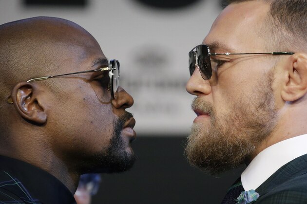 Floyd Mayweather Jr., izquierda, y Conor McGregor posan para fotógrafos durante una conferencia de prensa el miércoles, 23 de agosto del 2017, en Las Vegas. (AP Foto/John Locher)