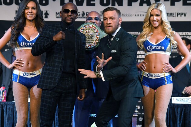 LAS VEGAS, NV - AUGUST 23:  Boxer Floyd Mayweather Jr. (2nd L) and UFC lightweight champion Conor McGregor (2nd R) pose as CEO of Mayweather Promotions Leonard Ellerbe (C) looks on during a news conference at the KA Theatre at MGM Grand Hotel & Casino on August 23, 2017 in Las Vegas, Nevada. Mayweather and McGregor will meet in a super welterweight boxing match at T-Mobile Arena on August 26 in Las Vegas.  (Photo by Ethan Miller/Getty Images)