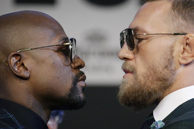 Floyd Mayweather Jr., izquierda, y Conor McGregor posan para fotógrafos durante una conferencia de prensa el miércoles, 23 de agosto del 2017, en Las Vegas. (AP Foto/John Locher)