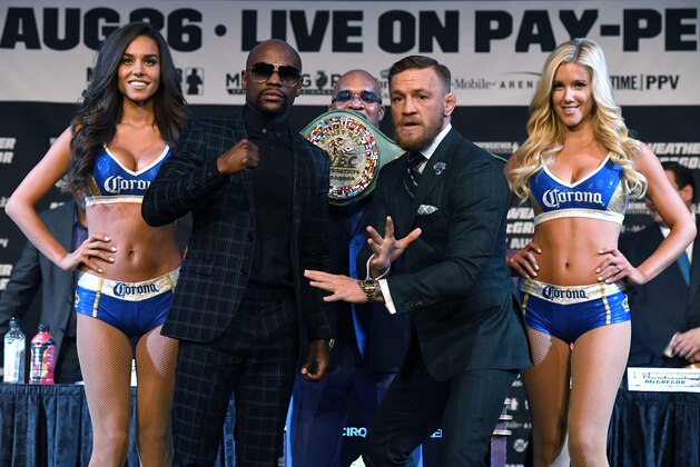 LAS VEGAS, NV - AUGUST 23:  Boxer Floyd Mayweather Jr. (2nd L) and UFC lightweight champion Conor McGregor (2nd R) pose as CEO of Mayweather Promotions Leonard Ellerbe (C) looks on during a news conference at the KA Theatre at MGM Grand Hotel & Casino on August 23, 2017 in Las Vegas, Nevada. Mayweather and McGregor will meet in a super welterweight boxing match at T-Mobile Arena on August 26 in Las Vegas.  (Photo by Ethan Miller/Getty Images)