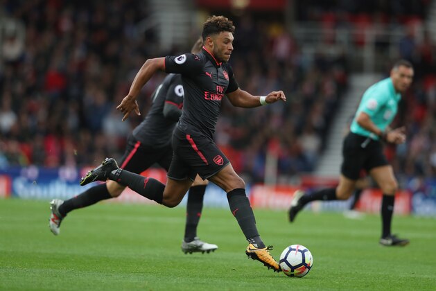 STOKE ON TRENT, ENGLAND - AUGUST 19:  Alex Oxlade-Chamberlain of Arsenal runs with the ball during the Premier League match between Stoke City and Arsenal at Bet365 Stadium on August 19, 2017 in Stoke on Trent, England.  (Photo by David Rogers/Getty Images)