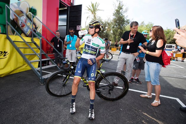 Orica-Scott team's Colombian Esteban Chaves (C) drinks prior to the start of the 7th stage of the 72nd edition of 'La Vuelta' Tour of Spain cycling race, a 207km route between Lliria to Cuenca in Lliria on August 25, 2017. / AFP PHOTO / JAIME REINA        (Photo credit should read JAIME REINA/AFP/Getty Images)