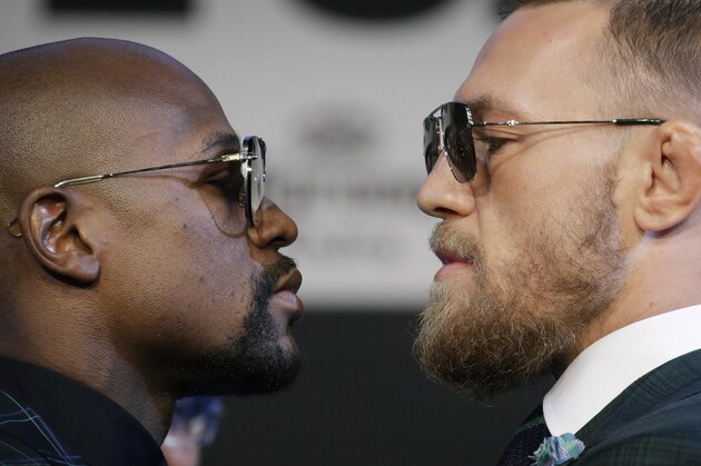 Floyd Mayweather Jr., izquierda, y Conor McGregor posan para fotógrafos durante una conferencia de prensa el miércoles, 23 de agosto del 2017, en Las Vegas. (AP Foto/John Locher)