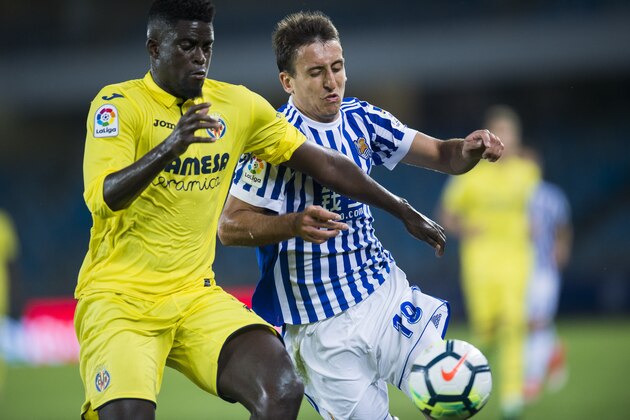 SAN SEBASTIAN, SPAIN - AUGUST 26:  Alfred N'Diaye of Villarreal CF duels for the ball with Mikel Oyarzabal of Real Sociedad during the La Liga match between Real Sociedad de Futbol and Villarreal CF at Estadio Anoeta on August 26, 2017 in San Sebastian, .  (Photo by Juan Manuel Serrano Arce/Getty Images)