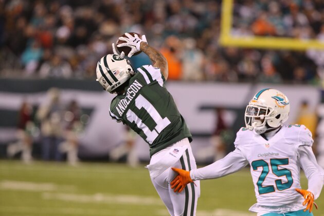 EAST RUTHERFORD, NJ - DECEMBER 17: Wide Receiver Robby Anderson #11 of the New York Jets has a long gain against the Miami Dolphins at MetLife Stadium on December 17, 2016 in East Rutherford, New Jersey. (Photo by Al Pereira/Getty Images)