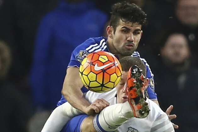 Chelsea's Brazilian-born Spanish striker Diego Costa (L) tangles with Everton's English midfielder Ross Barkley (R) during the English Premier League football match between Chelsea and Everton at Stamford Bridge in London on January 16, 2016. AFP PHOTO / JUSTIN TALLIS

RESTRICTED TO EDITORIAL USE. No use with unauthorized audio, video, data, fixture lists, club/league logos or 'live' services. Online in-match use limited to 75 images, no video emulation. No use in betting, games or single club/league/player publications. / AFP / JUSTIN TALLIS        (Photo credit should read JUSTIN TALLIS/AFP/Getty Images)