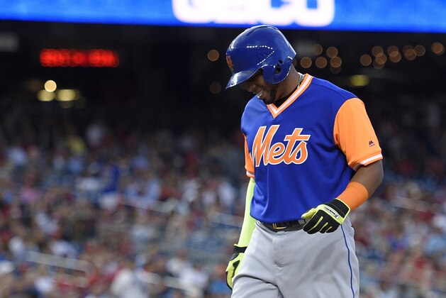 El cubano Yoenis Céspedes, de los Mets de Nueva York, sonríe en la primera entrada del encuentro del viernes 25 de agosto de 2017, ante los Nacionales de Washington (AP Foto/Nick Wass)