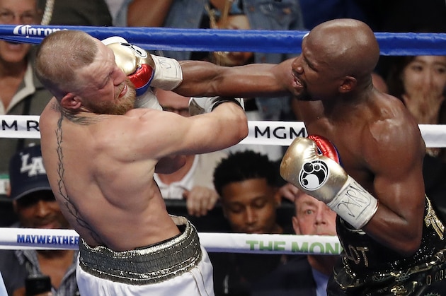 El esetadounidense Floyd Mayweather Jr. propina un puñetazo al irlandés Conor McGregor el sábado 26 de agosto de 2017, en Las Vegas (AP Foto/Eric Jamison)