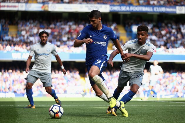 LONDON, ENGLAND - AUGUST 27: Alvaro Morata of Chelsea and Mason Holgate of Everton battle for possession during the Premier League match between Chelsea and Everton at Stamford Bridge on August 27, 2017 in London, England.  (Photo by Jordan Mansfield/Getty Images)