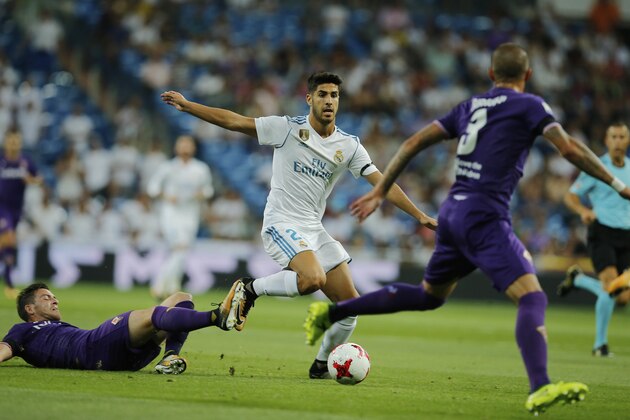 Real Madrid's Marco Asensio, center, controls the ball during the Santiago Bernabeu Trophy soccer match between Real Madrid and Fiorentina at the Santiago Bernabeu stadium in Madrid, Spain, Wednesday, Aug. 23, 2017. (AP Photo/Paul White)