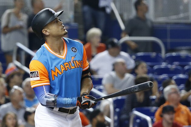 Giancarlo Stanton de los Marlins de Miami al batear un jonrón contra los Padres de San Diego, el viernes 25 de agosto de 2017. (AP Foto/Wilfredo Lee)