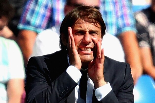 LONDON, ENGLAND - AUGUST 27:  Antonio Conte, Manager of Chelsea shouts from the sideline during the Premier League match between Chelsea and Everton at Stamford Bridge on August 27, 2017 in London, England.  (Photo by Chris Brunskill Ltd/Getty Images)
