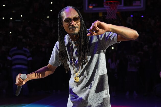 LOS ANGELES, CA - AUGUST 13:  Recording Artist Snoop Dogg performs during week eight of the BIG3 three on three basketball league at Staples Center on August 13, 2017 in Los Angeles, California.  (Photo by Jayne Kamin-Oncea/BIG3/Getty Images)