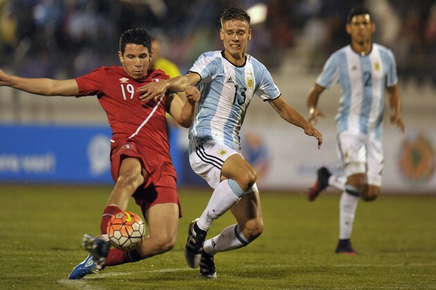 Argentina`s  player Juan Marcos Foyth (r) vies for the ball with Perus`s  Adrián Ugarriza during their South American Championship U-20 football match in the Olimpico stadium in Ibarra, Ecuador on January 19, 2017. / AFP / JUAN CEVALLOS        (Photo credit should read JUAN CEVALLOS/AFP/Getty Images)