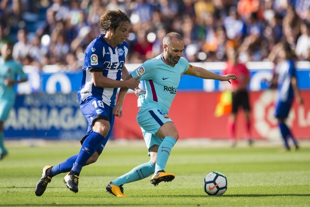 VITORIA-GASTEIZ, SPAIN - AUGUST 26:  Andres Iniesta of FC Barcelona duels for the ball with Tomas Pina of Deportivo Alaves during the La Liga match between Deportivo Alaves and Barcelona at Estadio de Mendizorroza on August 26, 2017 in Vitoria-Gasteiz, Spain .  (Photo by Juan Manuel Serrano Arce/Getty Images)